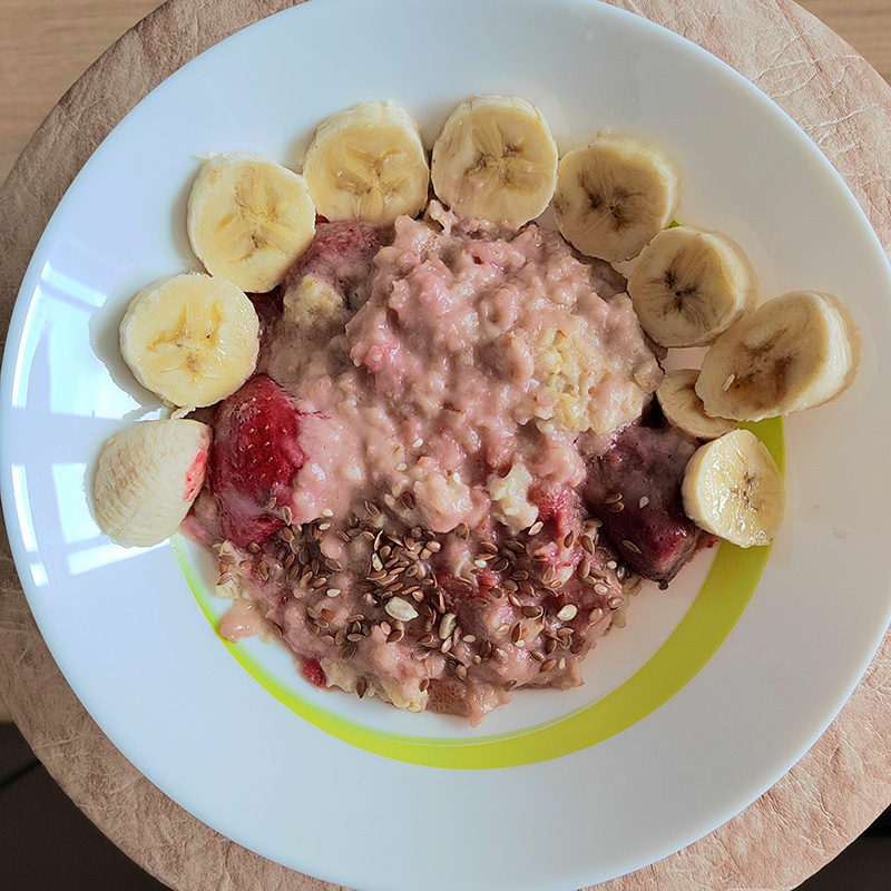 На завтрак у нас овсянка с клубникой и бананами. С. не переваривает коровье молоко, так что мы готовим на растительном