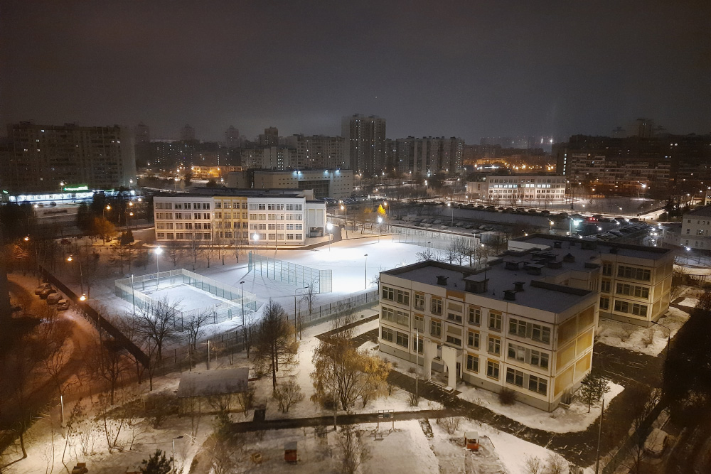 Вид из нашего окна. Город еще спит