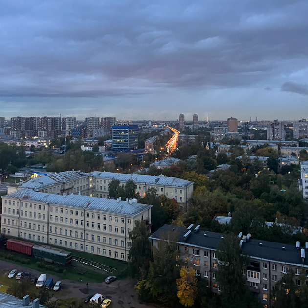 Вид из окна был средненький, И. он вообще не понравился