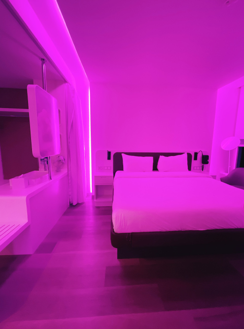 Наш номер в Yotel. Люблю их освещение