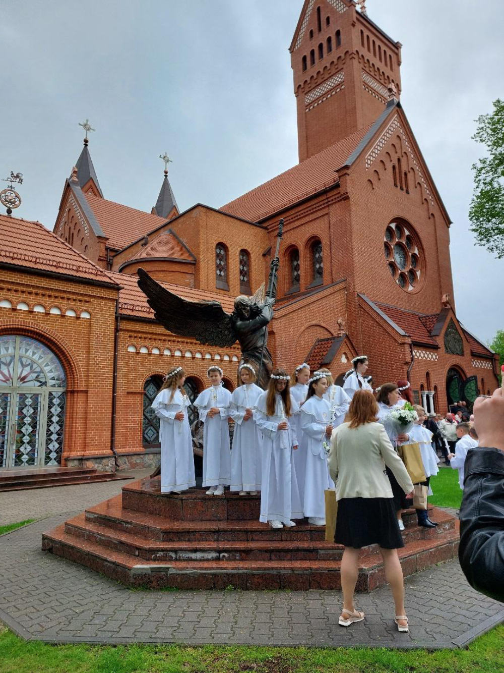 Костел святых Симеона и Елены в центре Минска — он был построен в память о погибших детях