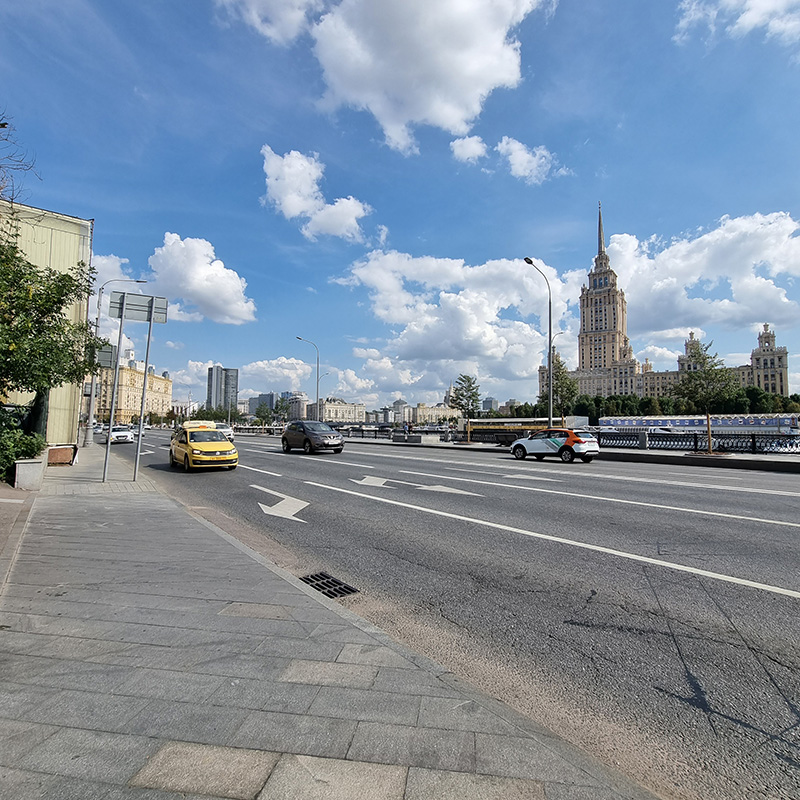 Жду, пока помоют авто, и наслаждаюсь прекрасным видом и погодой