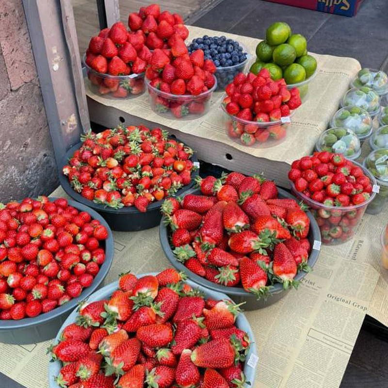 Вкуснейшая клубника, ее начали продавать с начала мая. Сначала цена была около 300 ₽ за килограмм, потом она медленно снижалась