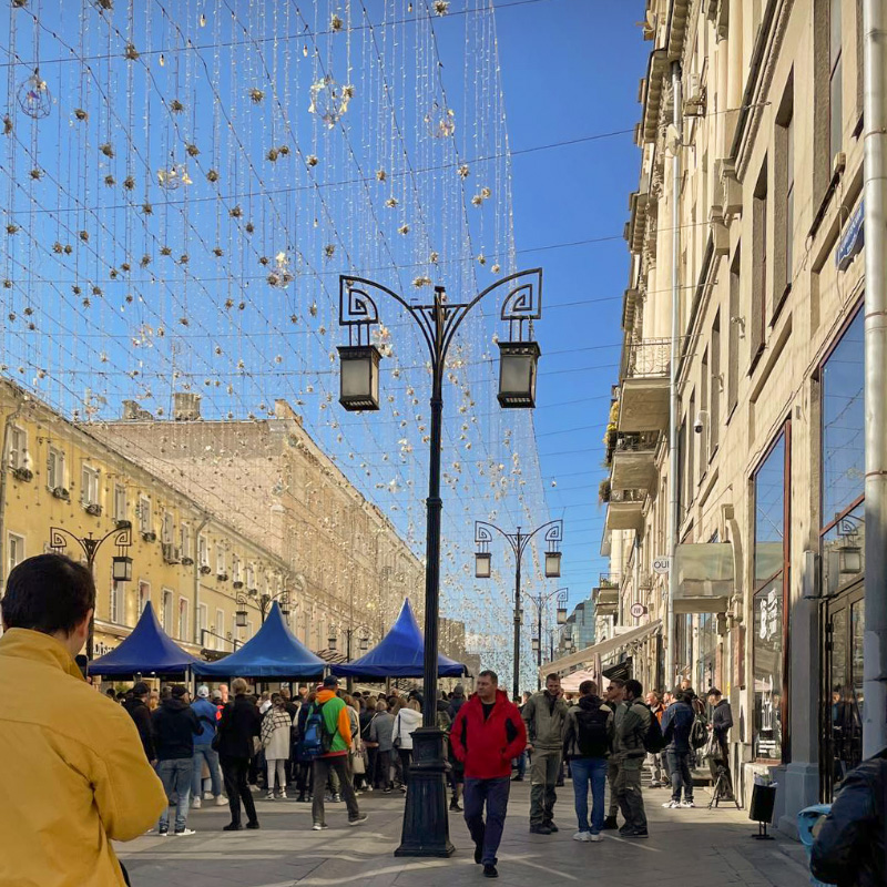 Толпа перед заграждениями в переулках, ведущих к Тверской