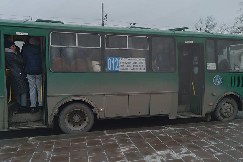 Жалко смотреть на пассажиров этих автобусов. Как они там все помещаются?