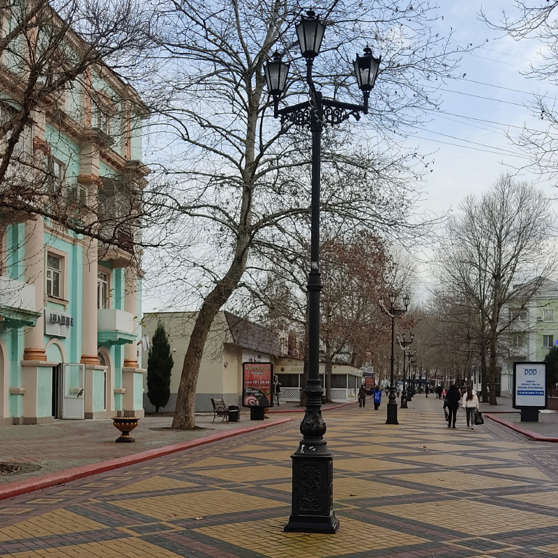 Во всех курортных городах центральные похожи, но каждая со своей уникальной атмосферой. Люблю здесь гулять, обстановка вдохновляет. Особенно по вечерам, когда выступают музыканты