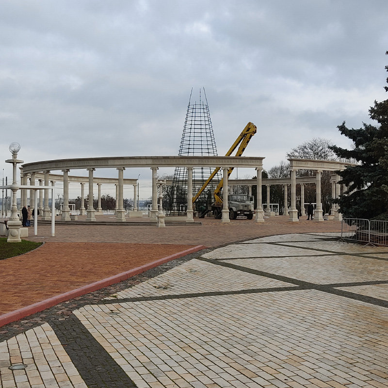 На центральной площади устанавливают елку. В такую погоду забываешь, что скоро Новый год