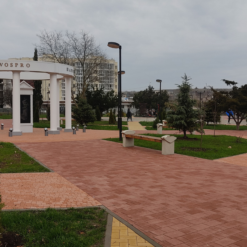 В нашем районе летом построили новый парк с двумя детскими площадками. В центре интересная колоннада с прежними названиями города. За более чем две тысячи лет их было немало