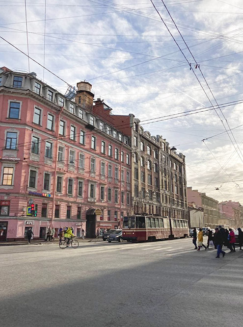 Городские зарисовки через дорогу от дома