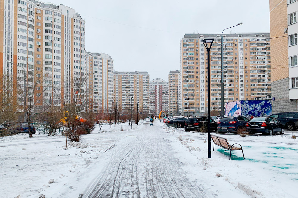 По пути в пункт выдачи. Вокруг только мамочки с колясками