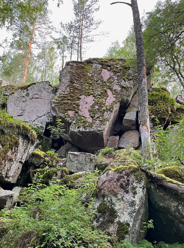 Гранитные скалы огромные, камера не передает их масштаба