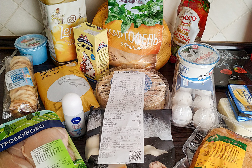 В основном все продукты мы покупаем в «Перекрестке». Вот что сегодня принес оттуда муж