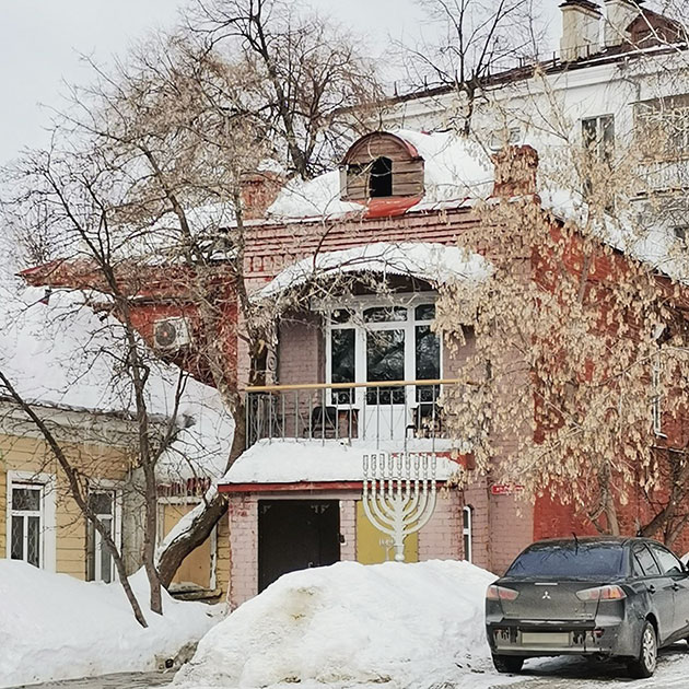 Та самая синагога. Даже стеклопакеты ее не портят