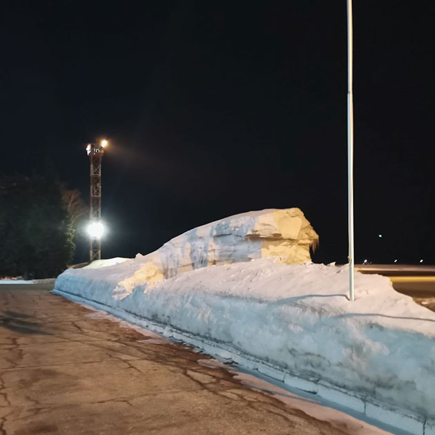 Ульяновск провожает меня большим сугробом, а до самолета мы идем пешком по летному полю