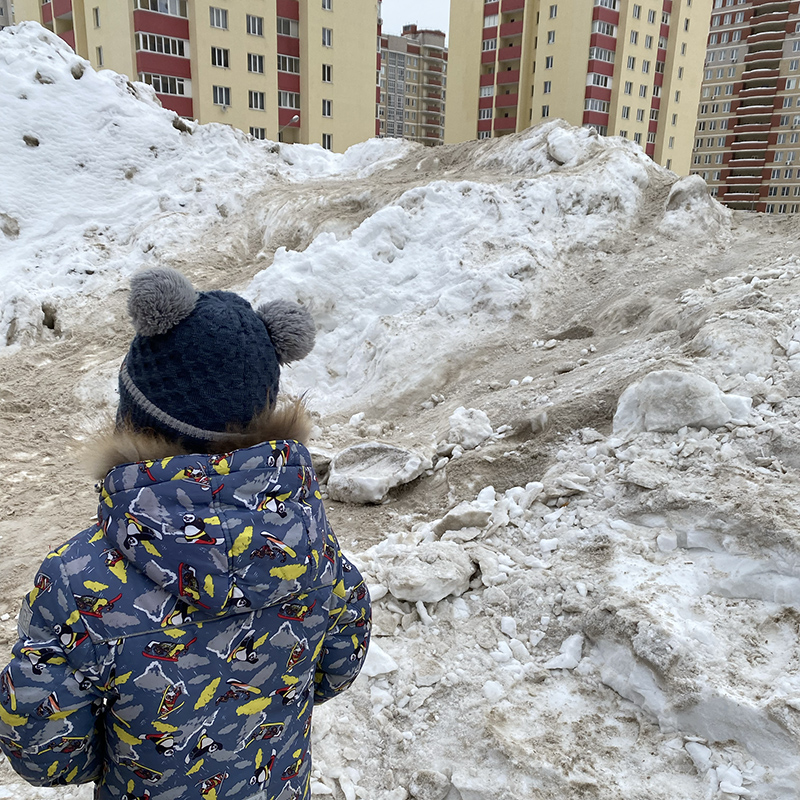 Может, сын и прав был насчет такси. Вот какие сугробы нам надо преодолеть по дороге в ТЦ