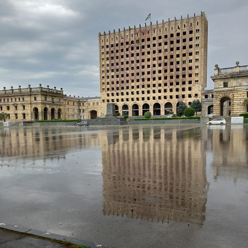 Площадь Свободы и здание Совета министров. По ему били прямой наводкой, все оно изрешечено пулями. Если снаружи дом выглядит печально и торжественно, то внутри там джунгли — растительность во всю высоту и, к сожалению, мусор