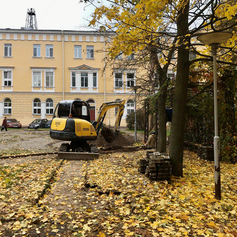 В соседнем дворе меняют фонари, и мы с интересом изучаем экскаватор