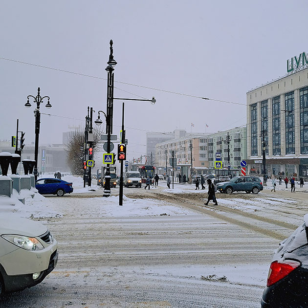 В городе снова метет и засыпает снегом