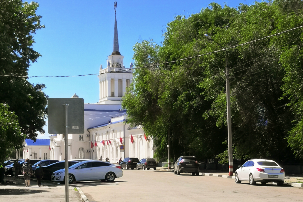 На улице солнечно, но порывов ветра не выдержал даже муж — ушел домой