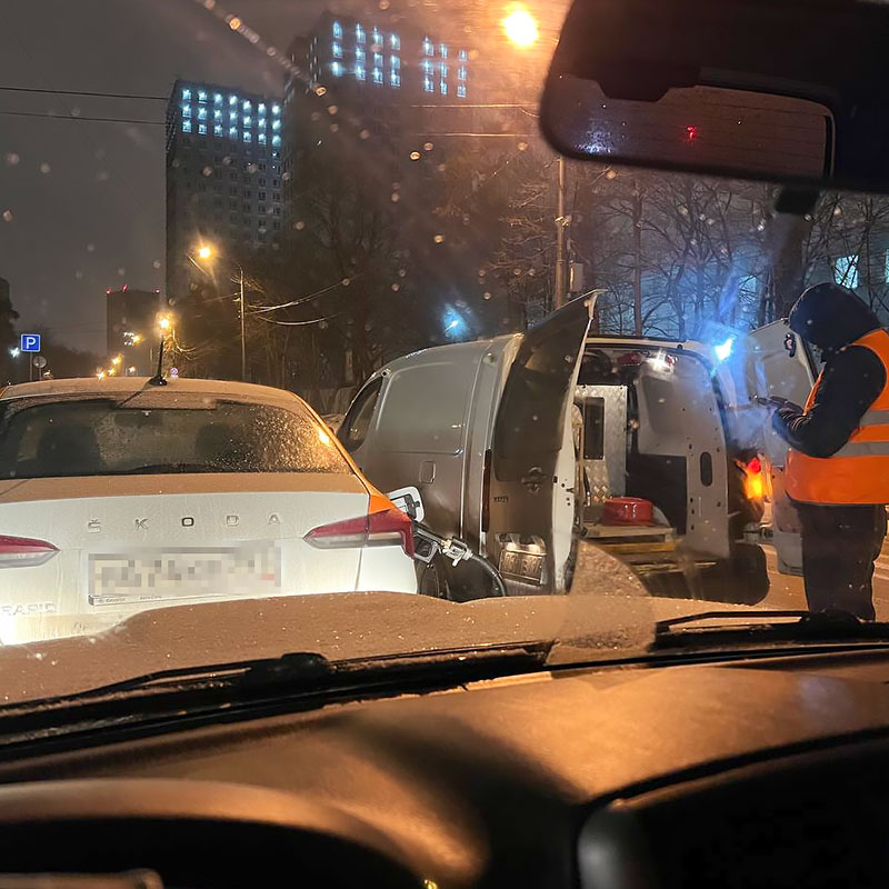 Едем домой. Впервые вижу, как каршеринговое авто заправляют бензином