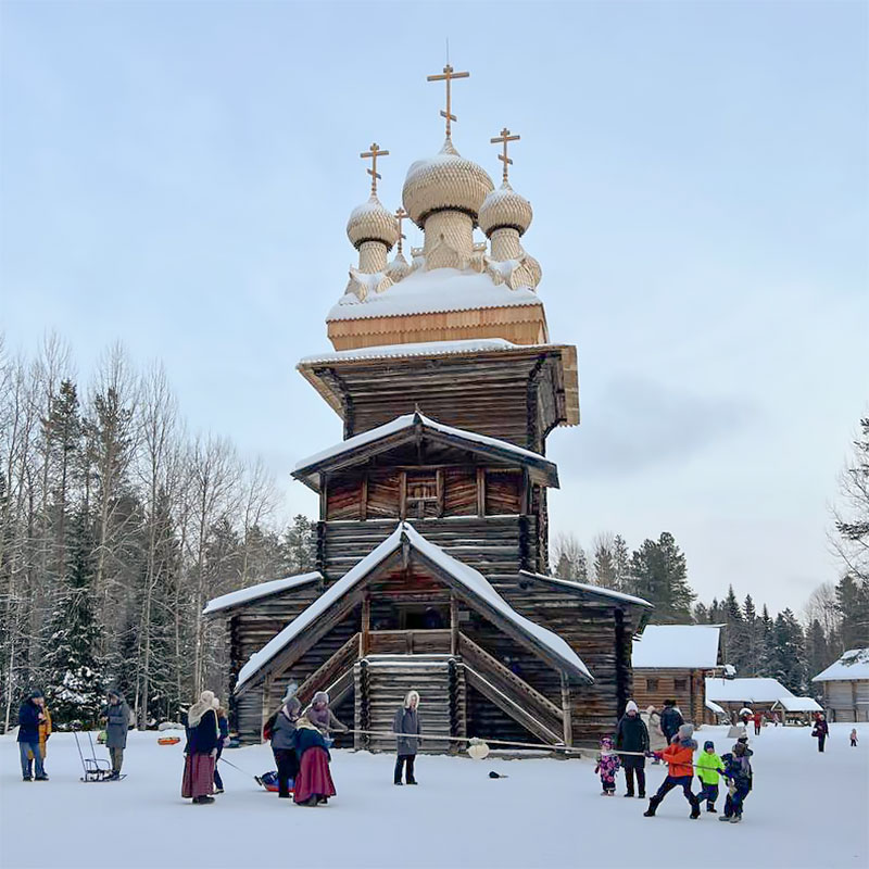 Рядом с Архангельском находится заповедник «Малые Корелы» со старинными деревянными памятниками русского зодчества