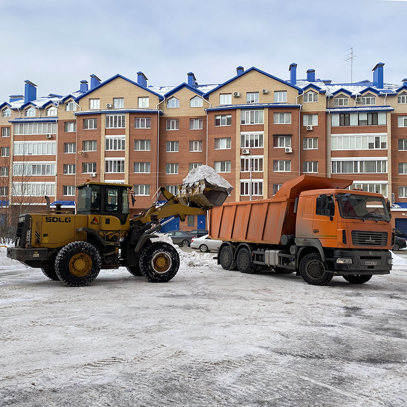 Во дворе чистят снег. За зиму это делают три⁠-⁠четыре раза