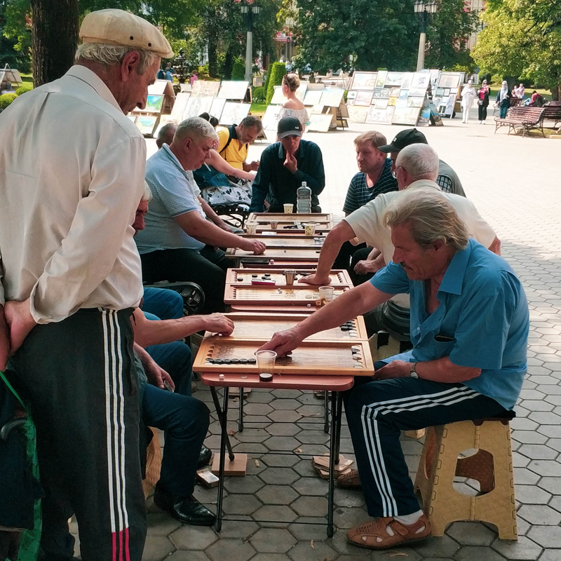 Любители нардов в тени деревьев