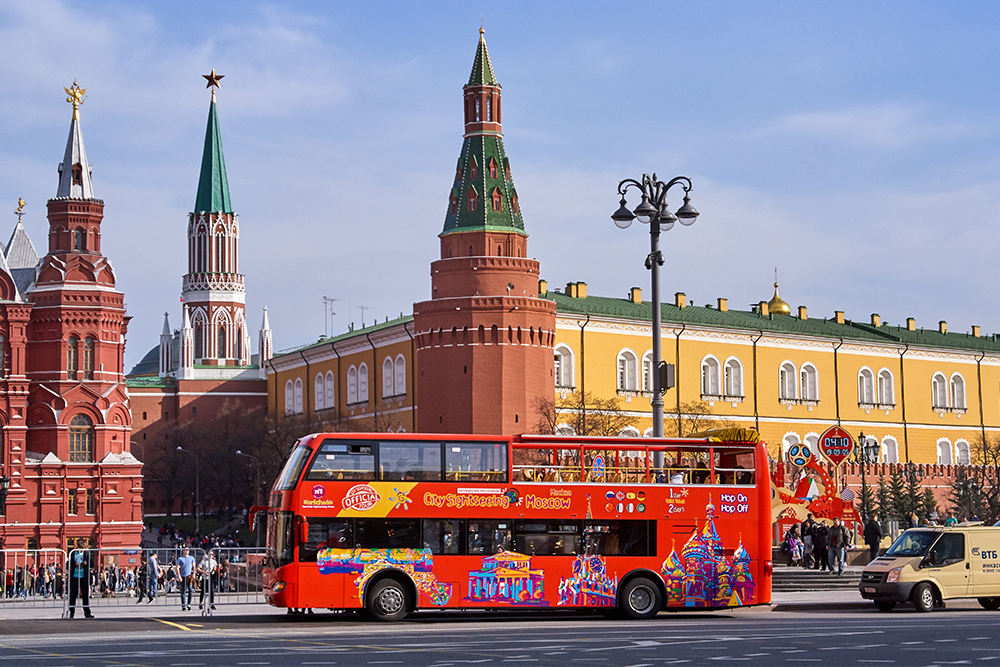 Так выглядит красный экскурсионный автобус в Москве. Фото: Pelikh Alexey / Shutterstock