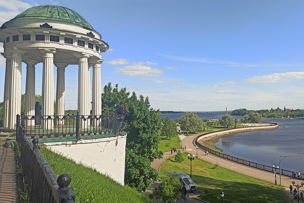 Центр Ярославля включен в список наследия Юнеско. Он производит впечатление целостного культурного пространства. Просто идешь, и уже красиво