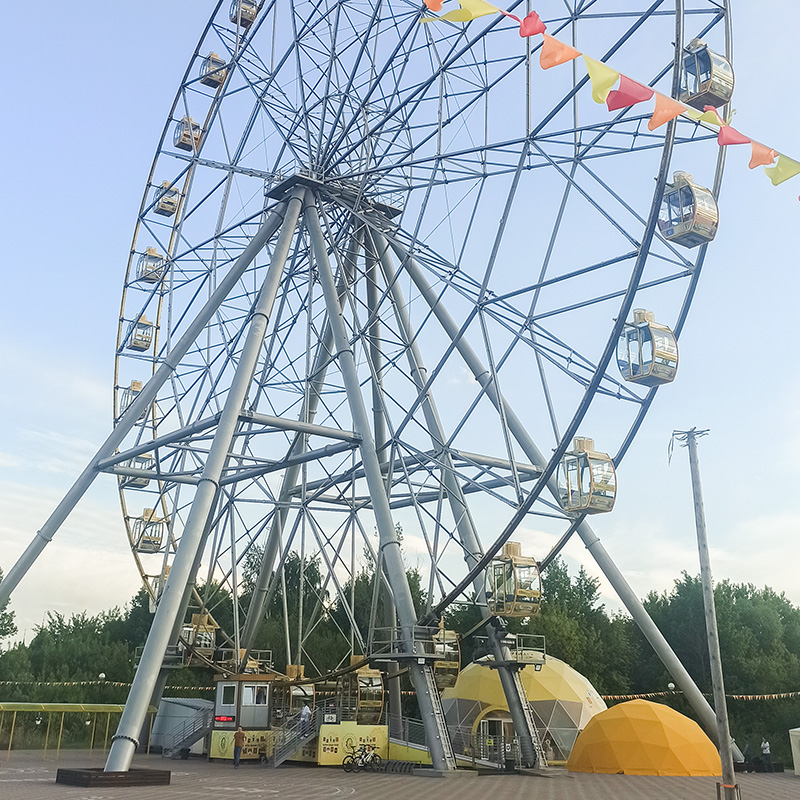 Я ни разу не каталась на этом колесе, его открыли несколько лет назад. Круг занимает 15 минут