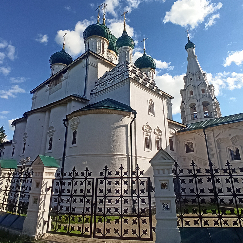 Часть церквей уничтожили при СССР, но многие сохранились. Поэтому кажется, что из⁠-⁠за угла одной церкви видно другую. Я люблю традиционную русскую архитектуру и получаю исключительное удовольствие