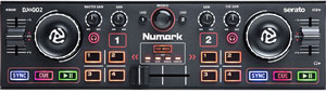 Простой компактный контроллер Numark DJ2GO2: на нем подгоняют и сводят треки. Весит меньше килограмма, стоит 4500 рублей