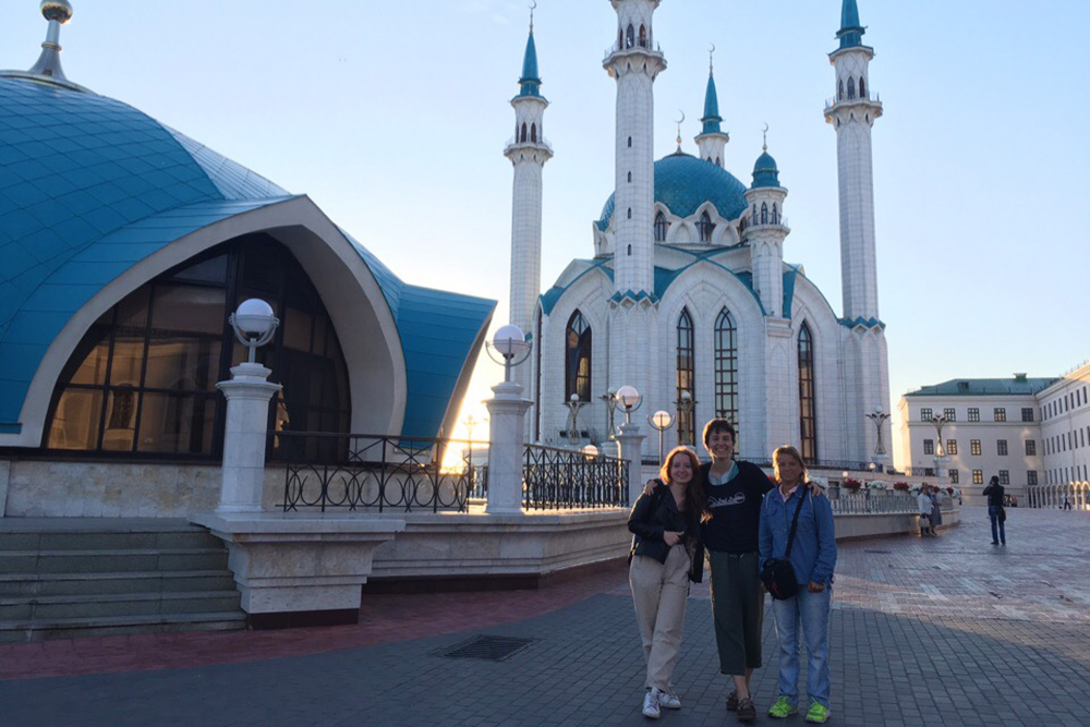 В итоге Наташе так понравилось путешествовать, что в июле 2019 года она сама забронировала понравившийся хостел и купила билеты на самолет в Казань. К ней присоединилась другая волонтер из нашего клуба, а я решила их навестить и приехала автостопом