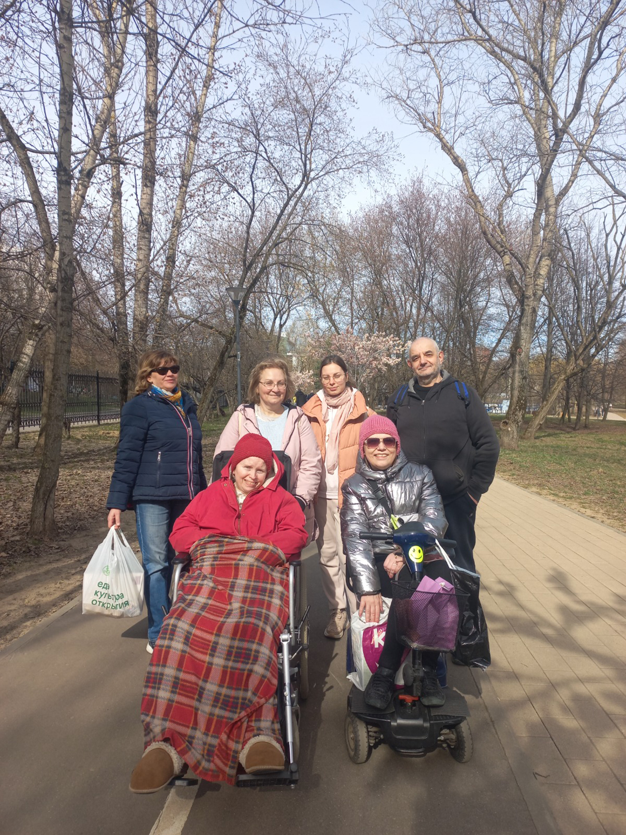 Вышли в осенний день на прогулку. Я стою сзади вторая слева