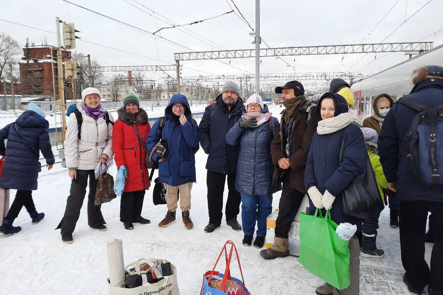 В новогодние праздники каждый год мы небольшим коллективом «Вереницы» выезжаем на север повидаться с друзьями, навестить библиотеки, привезти книги. Обычно нас провожают товарищи, которые прямо к поезду подносят разные издания