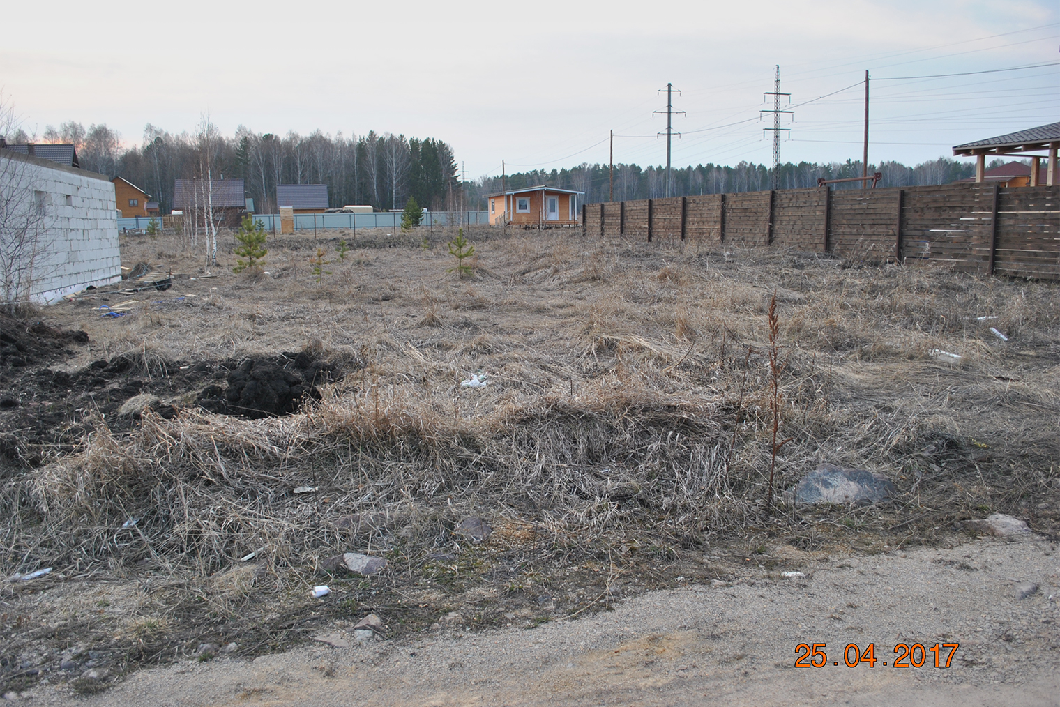 Участок на момент покупки. В 2014 году здесь было пустое поле и пара домов, и тогда мы побоялись покупать здесь землю. В 2017 году почти все участки были распроданы, а поселок — застроен