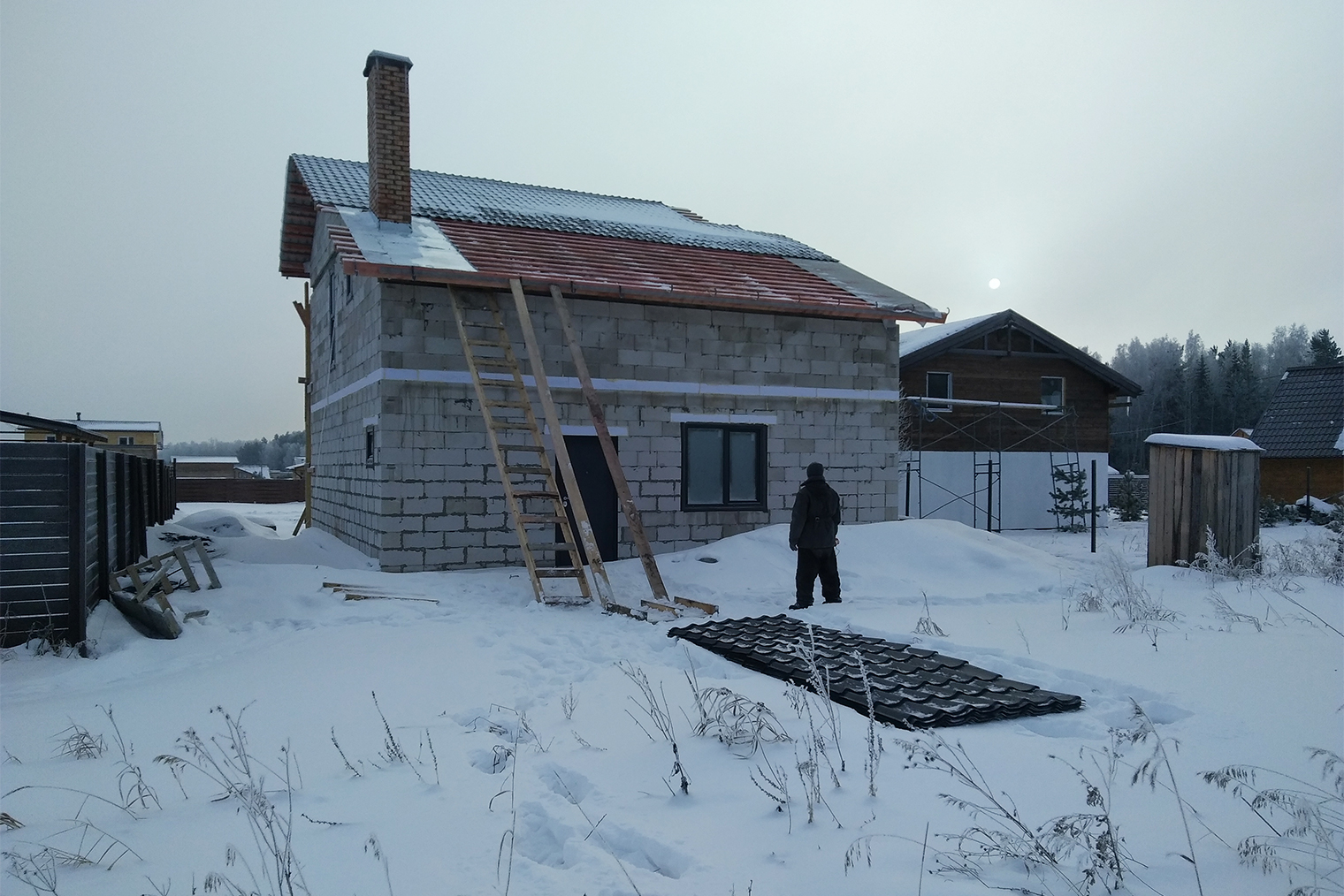 Пока разбирались с кровлей, началась зима