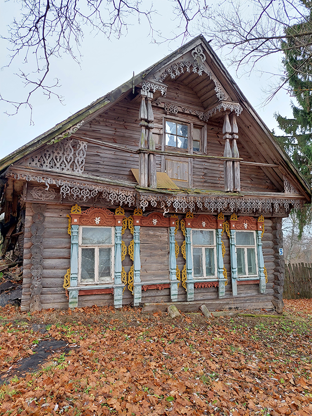 Та самая избушка, у которой оказались случайно. Одни соседи говорили, что там была пекарня, другие — что во время Великой Отечественной войны в доме располагался госпиталь