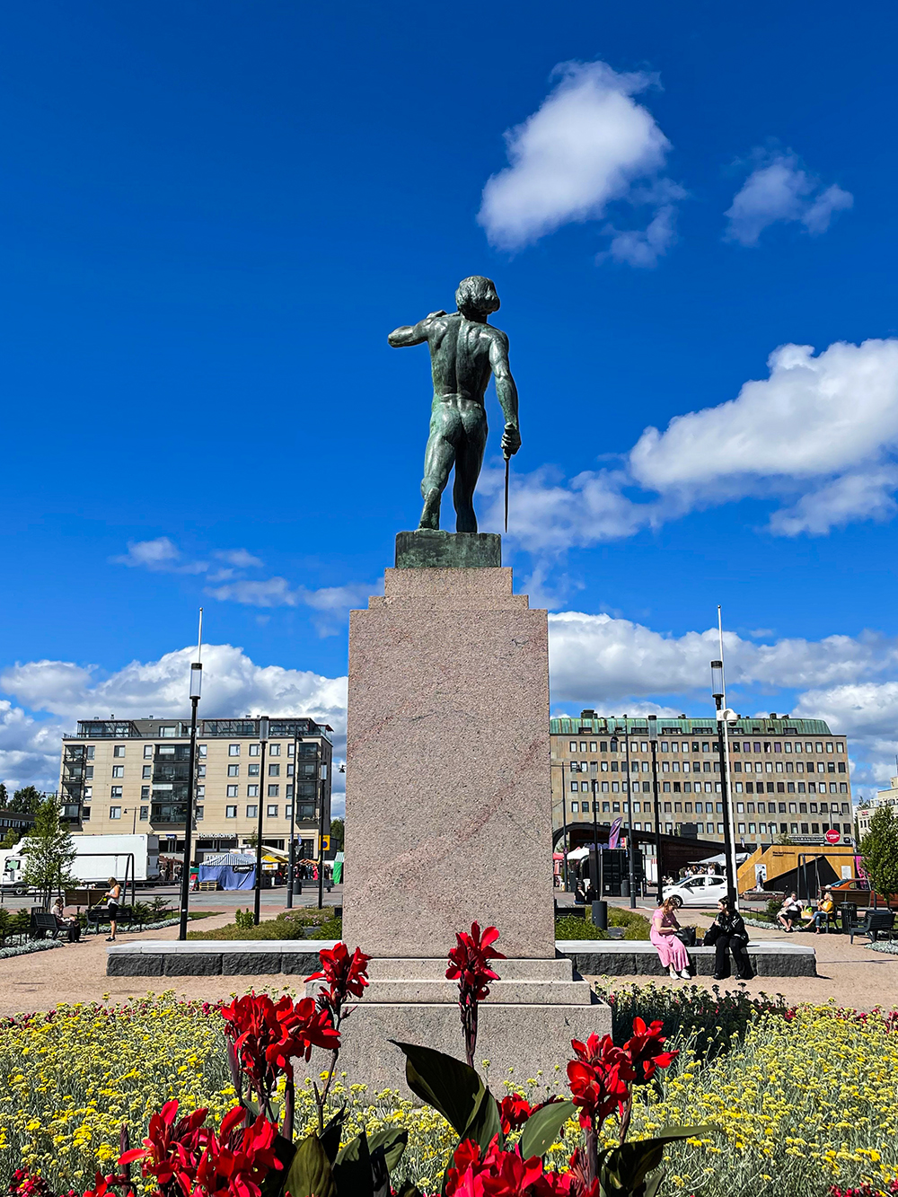 Йоэнсуу — маленький город, но в центре можно приятно провести пару часов, гуляя по площади, парку и набережной реки Пиелисйоки