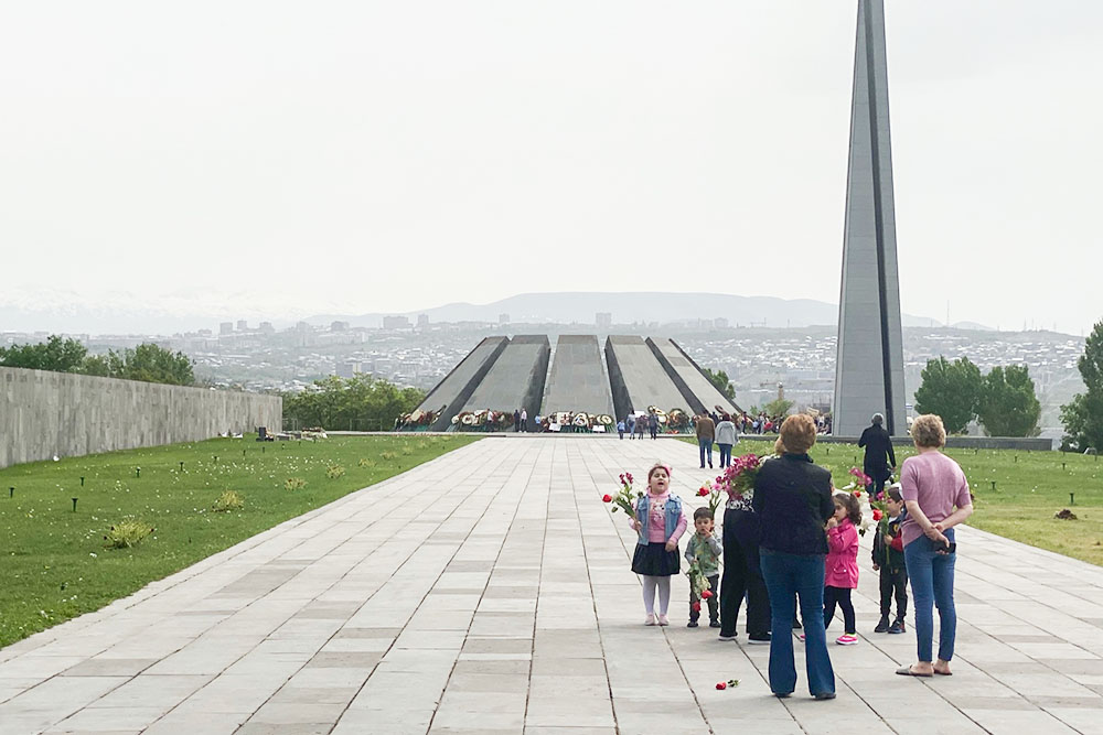 Мемориальный комплекс расположен в парке «Цицернакаберд»