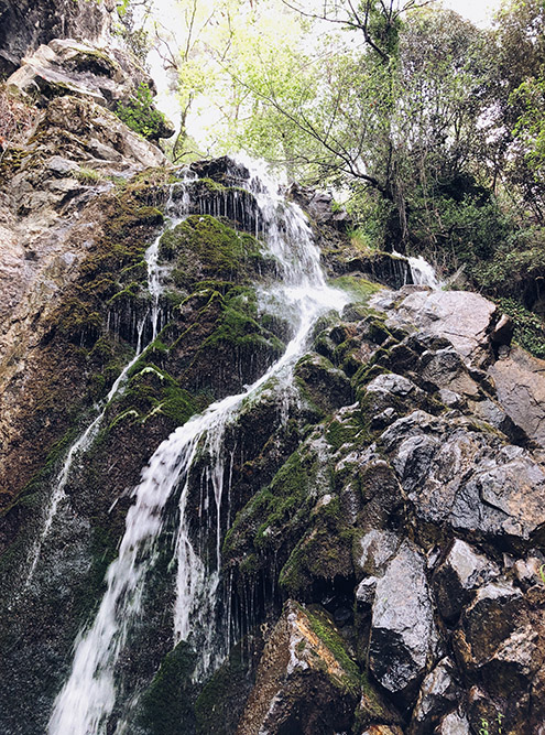 В мае у водопада прохладно