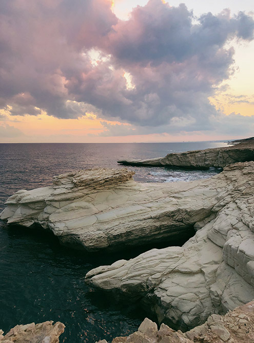 Это популярное место у свадебных фотографов. Белые скалы и голубая вода смотрятся контрастно. Но после заката камни уже не такие яркие