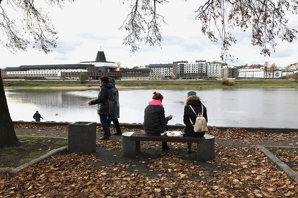 Набережная правого берега реки Великой — популярное в городе место для променада, но вид отсюда далеко не самый лучший