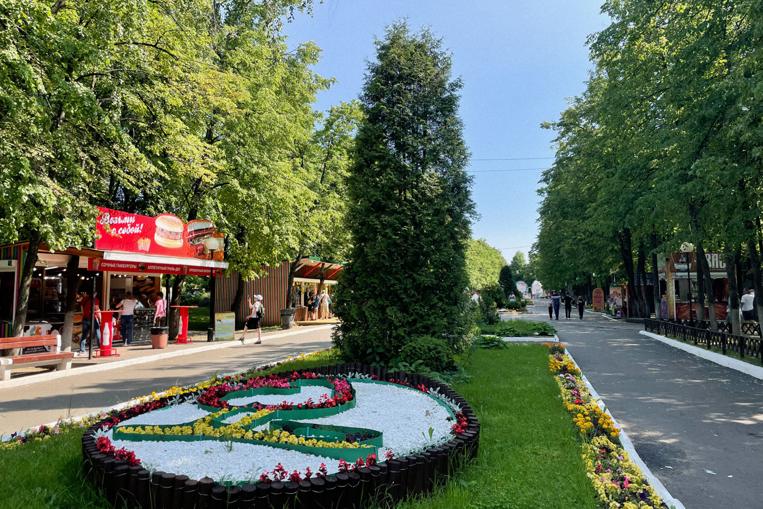 Вдоль центральной части парка на Даманском острове летом высаживают цветочные композиции