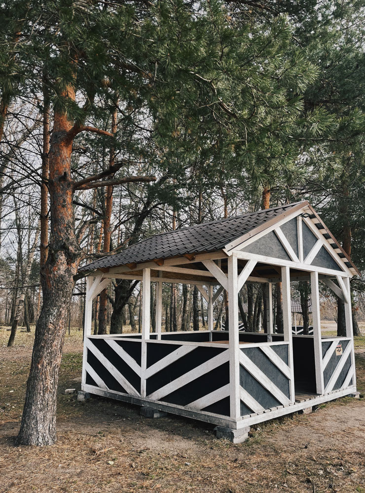 В беседке на центральном пляже можно устроить застолье