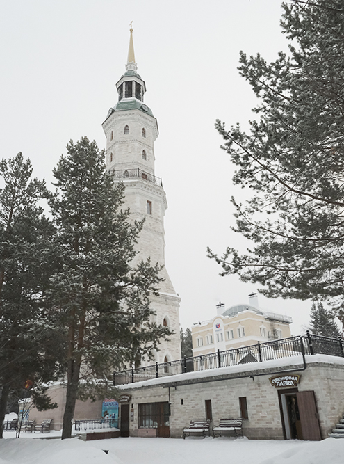 Внизу башни находятся кассы и сувенирная лавка. Через южный вход попадают в часовню, северный ведет на колокольню