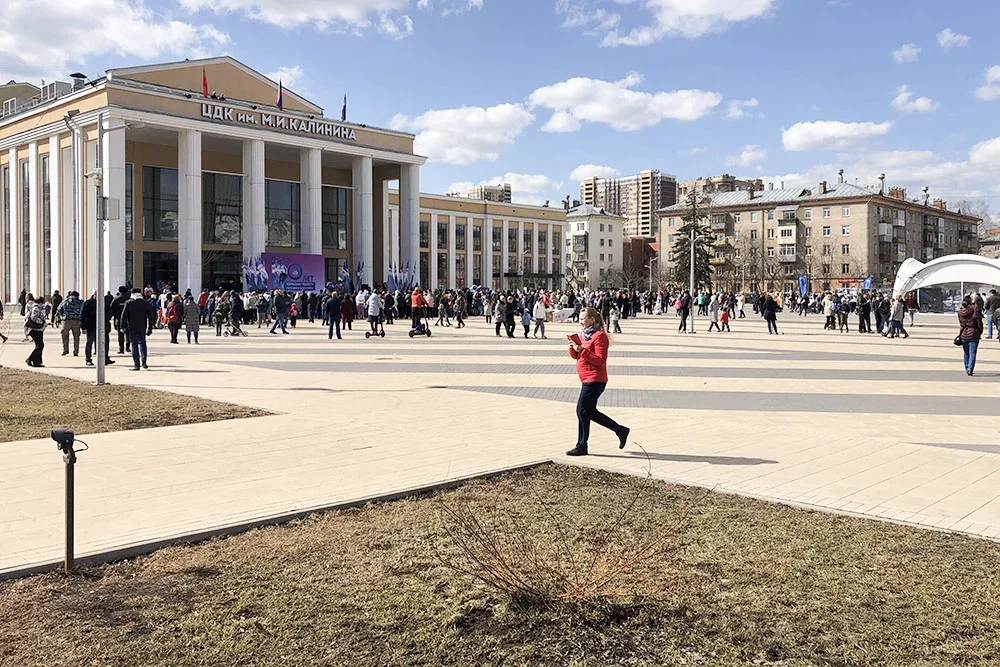 Сегодня в городе начали праздновать День космонавтики, народу тьма