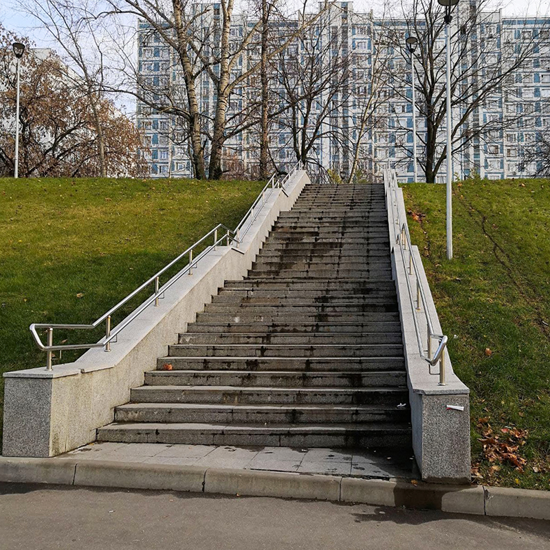 Вот эта лестница — камень преткновения всех моих утренних походов к метро