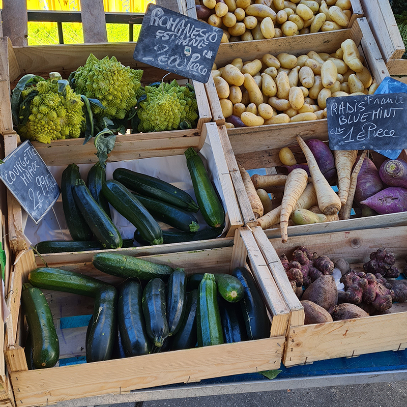 Палатка с овощами и фруктами. Продавец немного знает русский — я даже не удивлена