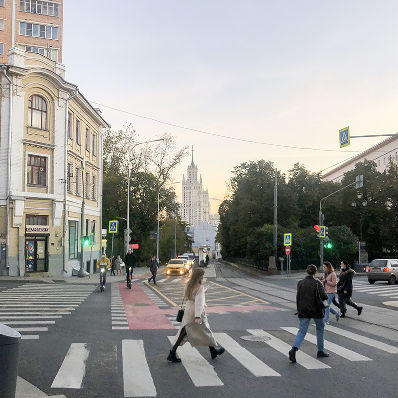 На улице очень хорошо, с удовольствием пошла бы гулять по вечерней Москве